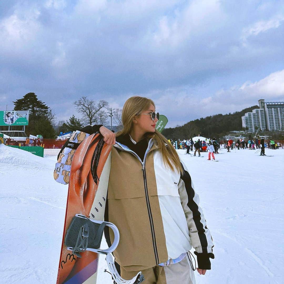 ル（AHN ELLY）のインスタグラム：「콧물 찔찔 🏂」