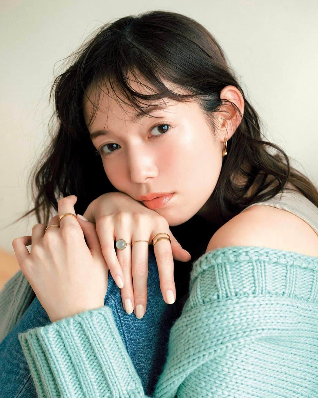 佐藤栞里さんのインスタグラム写真 - (佐藤栞里Instagram)「. 明日、次の号が発売になるので 2月号からお写真を☺︎ この日はこれでもか！と 手のケアをしっかりしていましたが 日常からそれくらいの意識で頑張りたいところ☺️笑 #otonaMUSE2月号」1月26日 20時40分 - satoshiori727