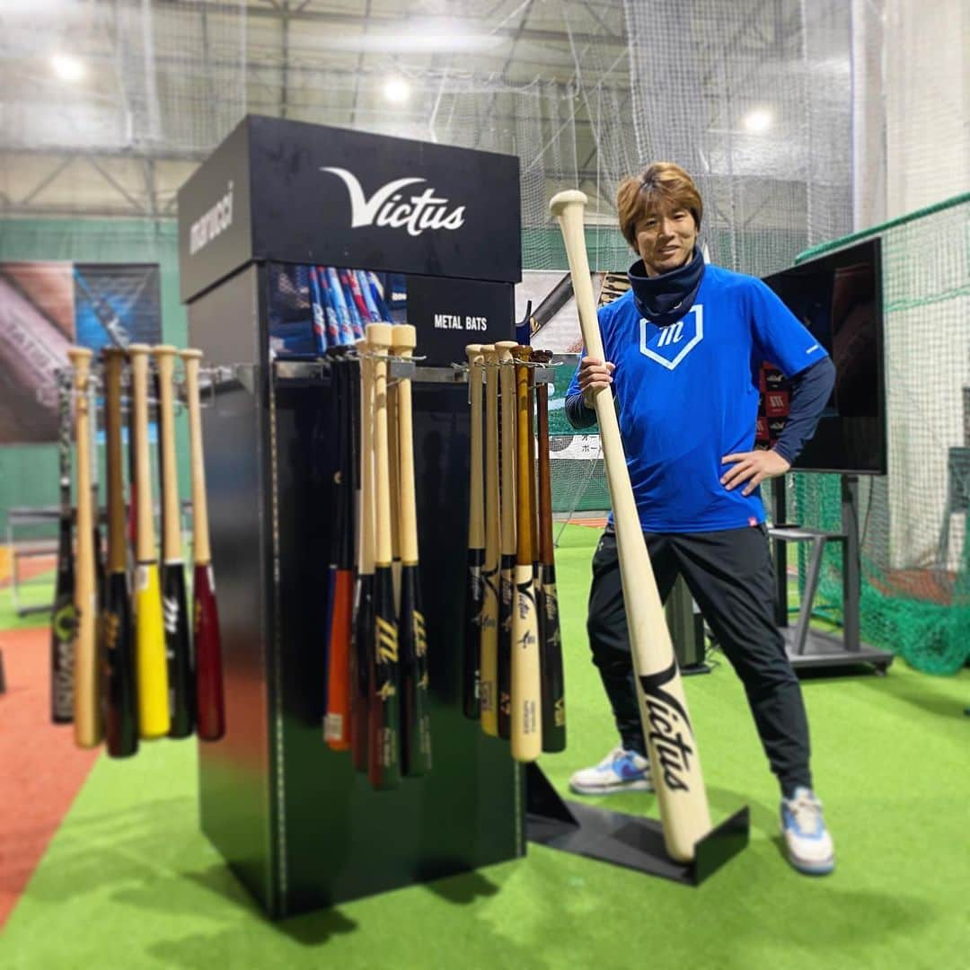 クーニンズのインスタグラム：「marucciの展示会。 個人的に金属バットは Ｊ-CATが一番振りやすいです✨  木製ならウェルズモデル！」