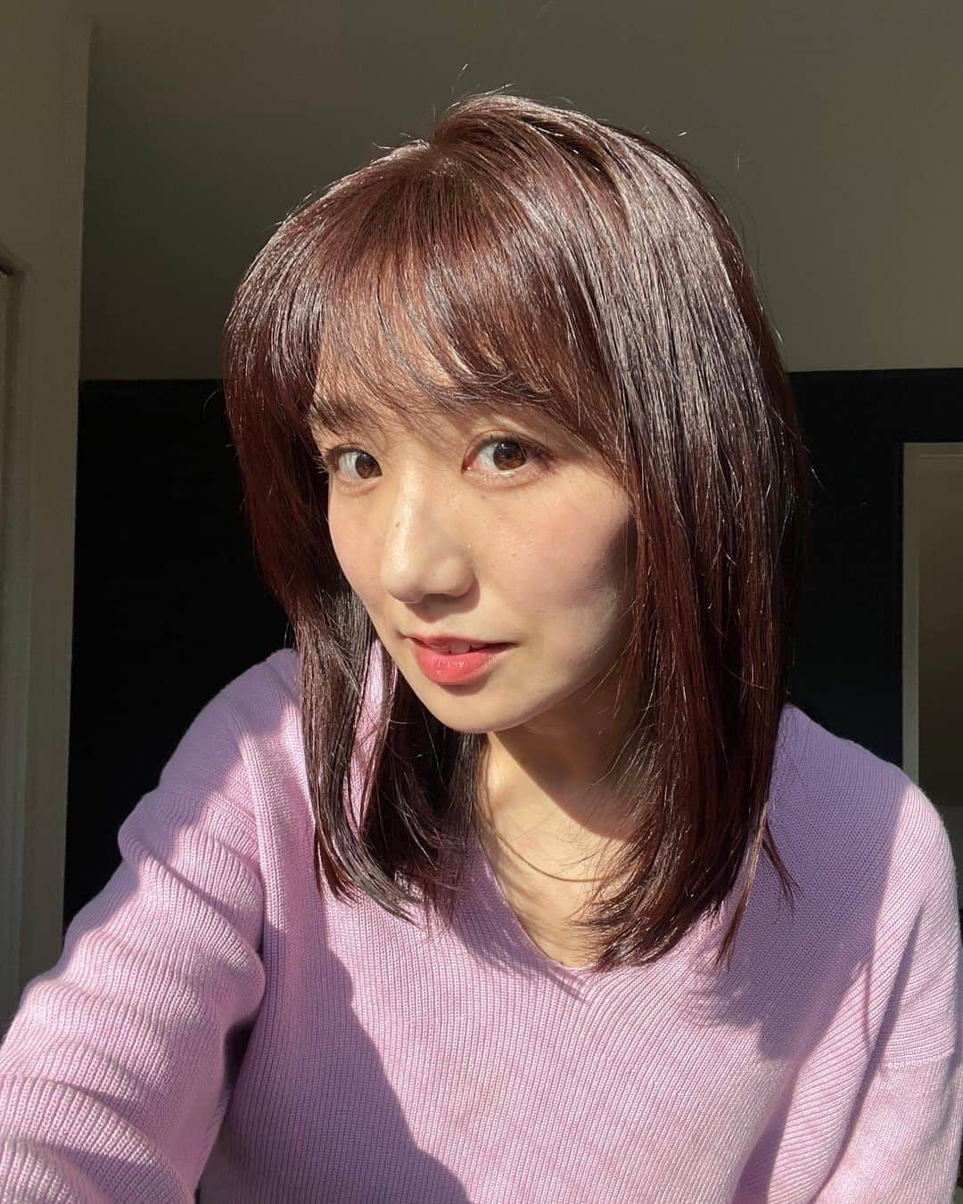 松村未央さんのインスタグラム写真 - (松村未央Instagram)「✂️ 髪色は少しだけピンクの入ったブラウンに。 気分が明るくなり、気に入っています☺️ この日はニットもピンクでした🧶💕  #ピンクブラウン #自然光 #無加工  #カラー長持ちしますように」1月26日 20時51分 - mio.matsumura_