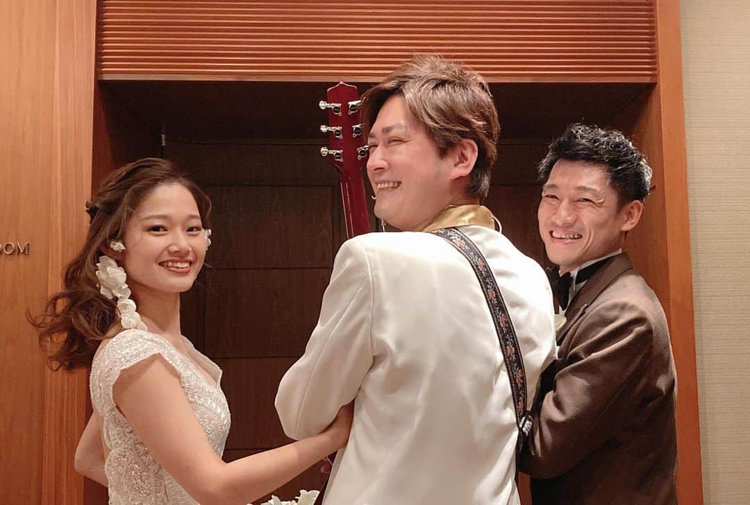 AMEMIYAさんのインスタグラム写真 - (AMEMIYAInstagram)「【AMEMIYA、新郎新婦と入場はじめました〜💐】  AMEMIYAの捧げる歌サービス、 全国各地に飛び回ります✈️  結婚式や企業パーティー、地元のイベントなど、ぜひお気軽にご相談ください☺️  ビデオレターでも捧げています🎥  #AMEMIYA #AMEMIYA捧げる歌サービス #披露宴　#企業イベント #表彰式　#感謝会 #誕生日会　#お祝い  ▼お問い合わせはこちらまで 株式会社エイスリー　安枝・岡村宛 tel: 03-3475-6042 mail: event@a3casting.com」1月26日 21時03分 - amemiya1110_insta