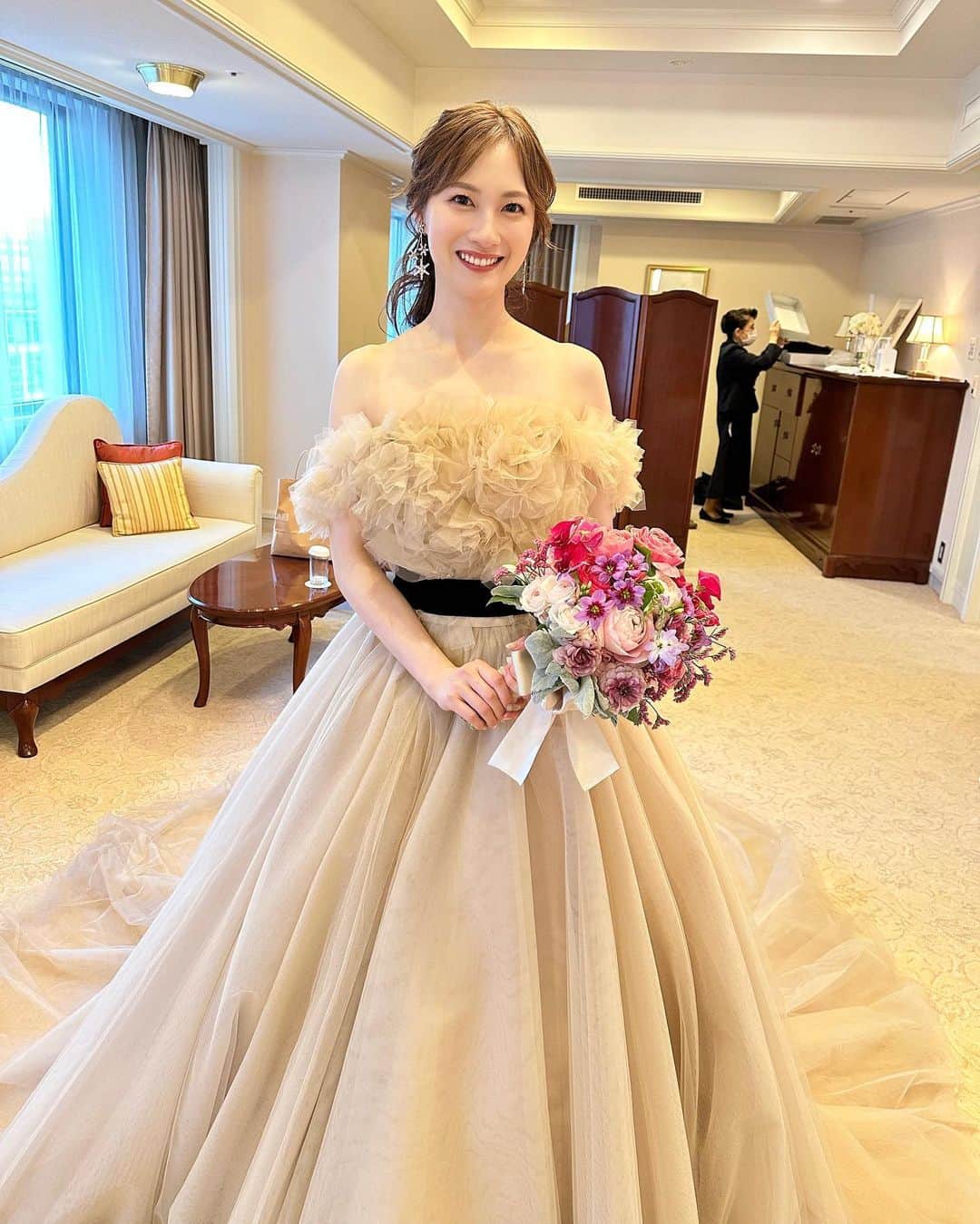 中野瑞希のインスタグラム：「. 披露宴後、メイクさんにブライズルームで写真を撮ってもらったときの♡ . . .  #結婚式#結婚#結婚式レポート#卒花#卒花レポ#結婚式ヘアアレンジ#卒花しました#卒花嫁#卒花嫁レポ#プレ花嫁#プレ花嫁さんと繋がりたい#卒花嫁さんとも繋がりたい#挙式#披露宴#帝国花嫁#帝国ホテルウェディング#インペリ婚#imperialhotel#wedding#weddingphoto#weddingdress#hatsukoendo#bridalmizuki」