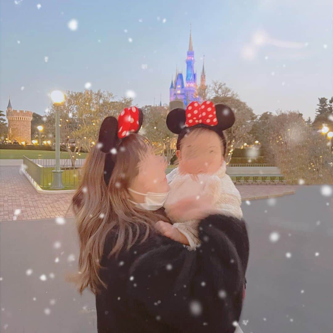ayapan?NOFFCIALのインスタグラム：「. . 今回のお泊まりディズニーでも 大活躍だった @gastonluga のバックパック🧚🏼‍♀️  撥水性素材で雨にも汚れにも強くて 薄手のナイロン素材だからバッグ自体が軽い🥺  前に2個ポッケがあるのもうれしいポイント🫶💕  リュックって子連れには最強なんだけど かわいいデザインって少なくてずっと探してたから デイリーに使えてカジュアルすぎずキレイめすぎない 丁度いいデザインに出会えてうれしい🥰  【INSTAYAAA22】入力で 15%offになるクーポンを発行してもらったので 購入する際は使ってね🍒  #ガストンルーガ #バックパック #gastonluga #子連れディズニー #ディズニーランド #東京ディズニーランド #お泊まりディズニー #マザーズバッグ #リュック」