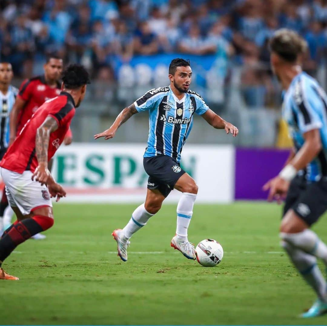 ファビオ・ペレイラ・ダ・シウヴァのインスタグラム：「Seguimos evoluindo. ⚽️ Mais uma festa linda 💙」