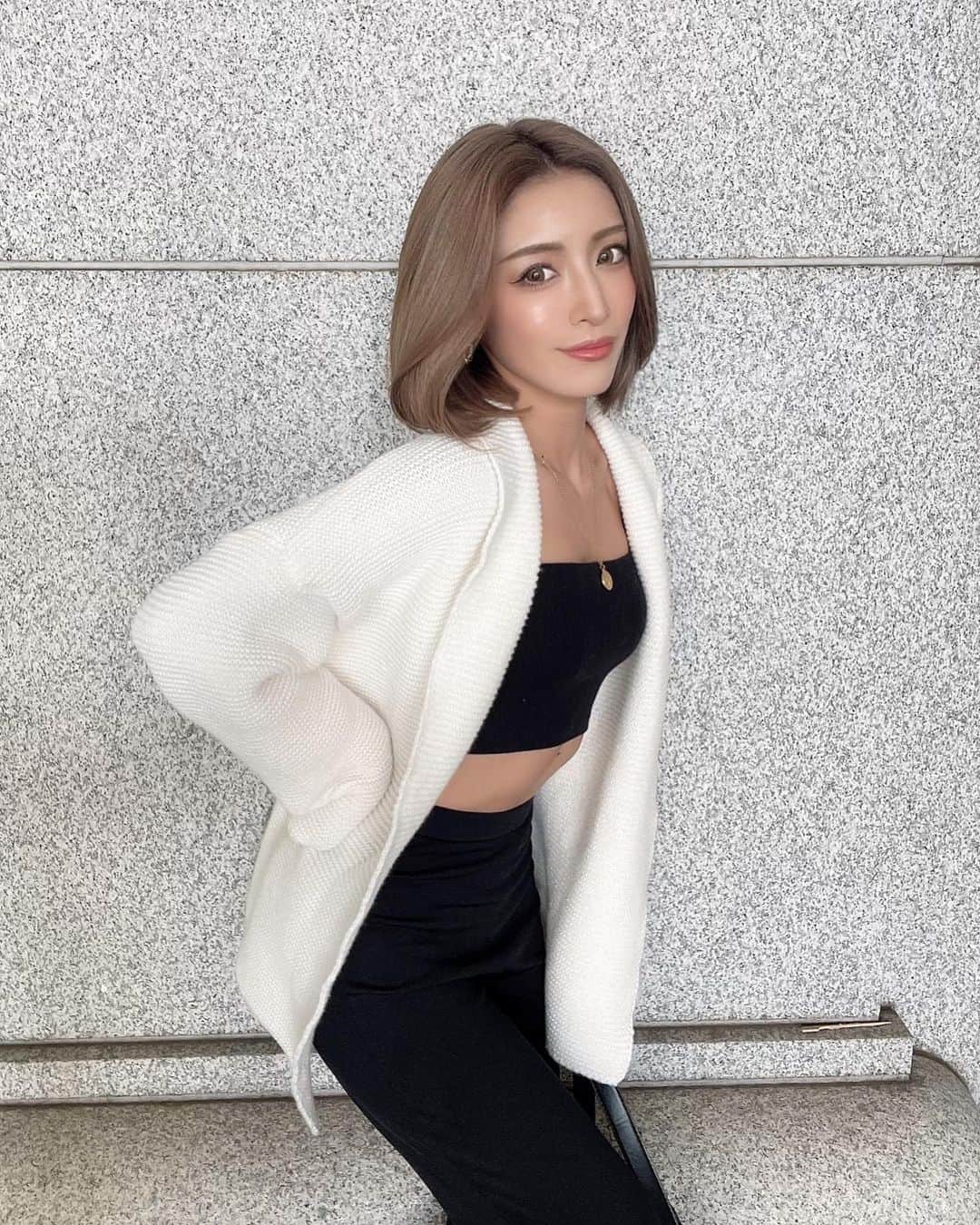 MIWAのインスタグラム：「#ootd 🏹🤎 ㅤㅤㅤㅤㅤㅤㅤㅤㅤㅤㅤㅤㅤ ㅤㅤㅤㅤㅤㅤㅤㅤㅤㅤㅤㅤㅤカラオケしたいな~ (写真関係ないw) ㅤㅤㅤㅤㅤㅤㅤㅤㅤㅤㅤㅤㅤ #shein#大人コーデ #カーディガン#モノトーン  #シンプルコーデ#冬服」