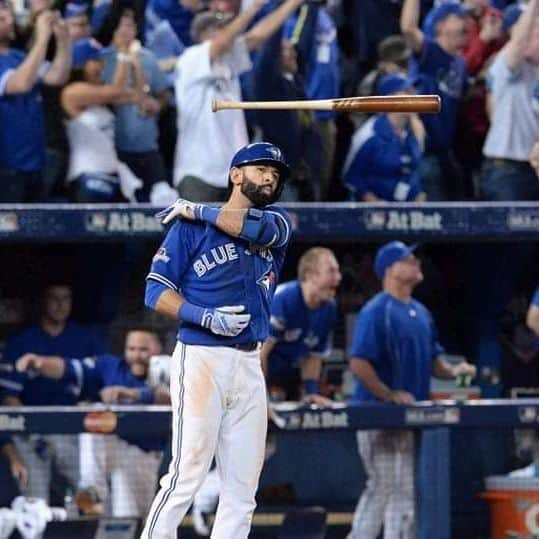 ホセ・バティスタさんのインスタグラム写真 - (ホセ・バティスタInstagram)「Logros, lideratos y estadísticas de @joeybats19 en las Grandes Ligas.  LOGROS:  - Fue seleccionado a seis Juegos de Estrellas (2010, 2011, 2012, 2013, 2014, 2015).  - Ganó tres Bates de Plata (2010, 2011, 2014).  - En dos ocasiones ganó el premio Hank Aaron de la Liga Americana (2010, 2011).  - En cuatro ocasiones recibió votos para el premio MVP de la Liga Americana.   - En cinco ocasiones fue nombrado "Jugador del Mes" y en cuatro ocasiones "Jugador de la Semana".  - Participó en tres Home Run Derby (2011, 2012, 2014).  LIDERATOS:  - Lideró la Liga Americana en cuadrangulares en temporadas consecutivas (54 en 2010 y 43 en 2011).  - En dos ocasiones fue líder en bases por bolas recibidas en la Liga Americana (132 en 2011 y 110 en 2015).  - Fue líder en total de bases alcanzadas de la Liga Americana en el 2010 con 351.  - Lideró la Liga Americana en porcentaje de slugging, OPS y OPS ajustado y bases por bolas intencionales en el 2011 con .608, 1.056, 182 y 24, respectivamente.  Sus Estadísticas De Por Vida:  TEMPORADAS 15 AÑOS 2004-2018 JUEGOS 1,798 APARICIONES AL PLATO 7,244 TURNOS OFICIALES 6,051 AVG .247 JONRONES 344 REMOLCADAS 975 ANOTADAS 1,022 HITS 1,496 DOBLES 312 TRIPLES 17 EXTRABASES 673 BASES ROBADAS 70 BASES ALCANZADAS 2,874 BASES POR BOLAS 1,032 BASES POR BOLAS INTENCIONALES 58 PELOTAZOS 80 PONCHES 1,394 OBP .361 SLG .475 OPS .836 OPS+ 124 WAR 36.7  GANANCIAS:  - De por vida: US$104,342,500 - Salario más alto en una temporada: US$18.0 millones en 2017.  #Banreservas  #BanreservasEnPelota  @banreservasrd」1月26日 21時23分 - joeybats19