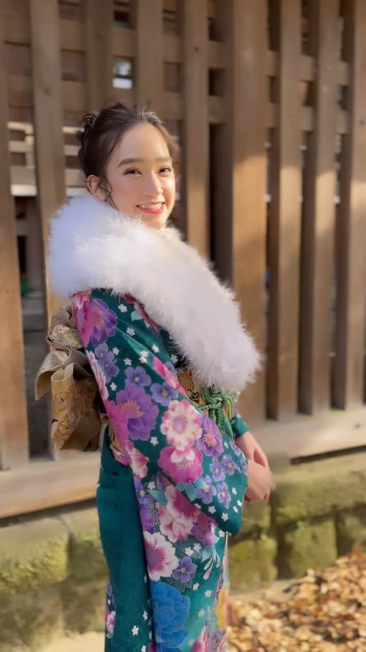 太田麻美のインスタグラム：「👘💚  #kimono #kimonostyle #kimonofashion #shooting #kimonohair #hairarrange #racequeen #rq #model #和装 #着物 #振袖 #ヘアアレンジ #アップスタイル #レースクイーン #モデル #シネマティック #動画」