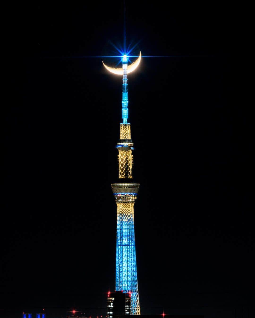 のインスタグラム：「昨晩、とんでもない写真を撮った✨  鮮やかに光るスカイツリーと月が重なる瞬間。  それは本当に一瞬で、現実のものと思えないような美しさでした。  サポートしてくださった森屋さん、島田さんありがとうございました🙏 是非またご一緒したいです。  いやー、本当に凄かった✨ そして楽しかった✨  #スカイツリー #skytree #セーラームーン #tokyo #japantravel #japantrip #canon #canonR5 #beautifuldestinations #discoverjapan #discoverearth #voyaged #awesome_photographers #IamATraveler #wonderful_places #japanphoto #japanphotography #japan_of_insta #livingonearth #theglobewanderer #starshinefilter」