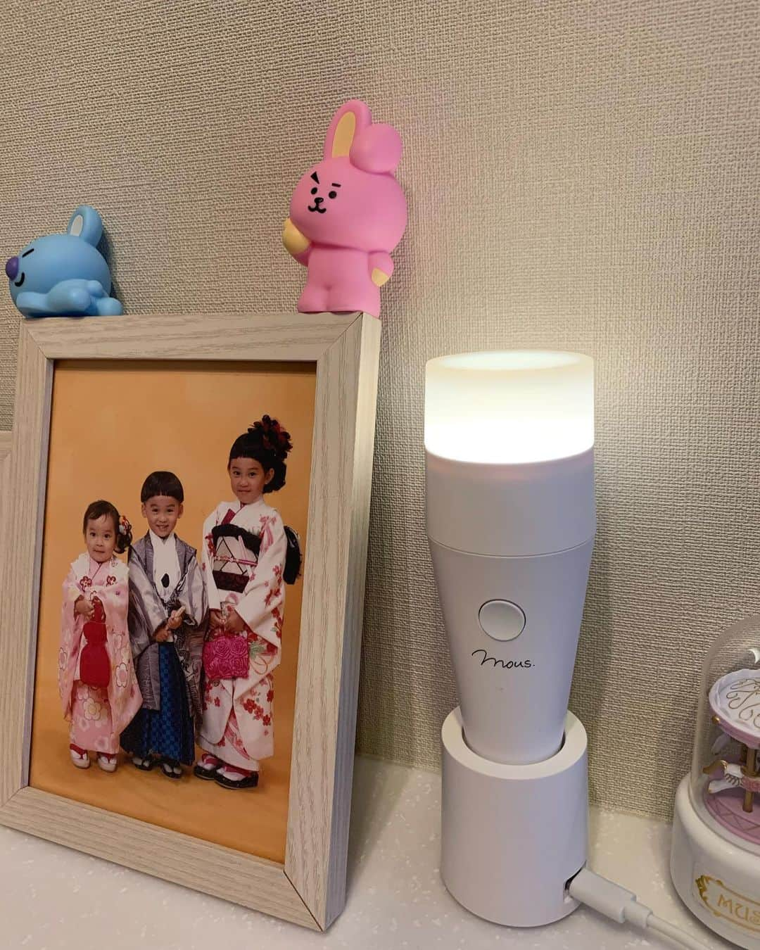 あゆちゃんのインスタグラム：「🤍🤍🤍 ⁑ ⁑ お気に入りの美顔器🐰 良い電化製品に出会えた時の喜びったら🥹💜 これはお風呂で洗顔する時も使えるしお風呂上がりのパックしてる時にも使えるし最強コスパ抜群🤝🏻 リフトアップ効果もあるし優勝🫶🏻 スキンケア大好きな私としてはこの美顔器なしに今の肌は語れないかも🤭 シンプルなデザインやからインテリアにも馴染むところも良きね😮‍💨💗 5000円OFFクーポン出してもらったからぜひ使って下さい🫡 ♡クーポン⇨ay895 ⁑ ⁑ #美顔器#毛穴#リフトアップ#美肌#トーンアップ#mous#プルミナス#PLUMINUS#おこもり美容#インテリア#PR#ママ#三人育児」