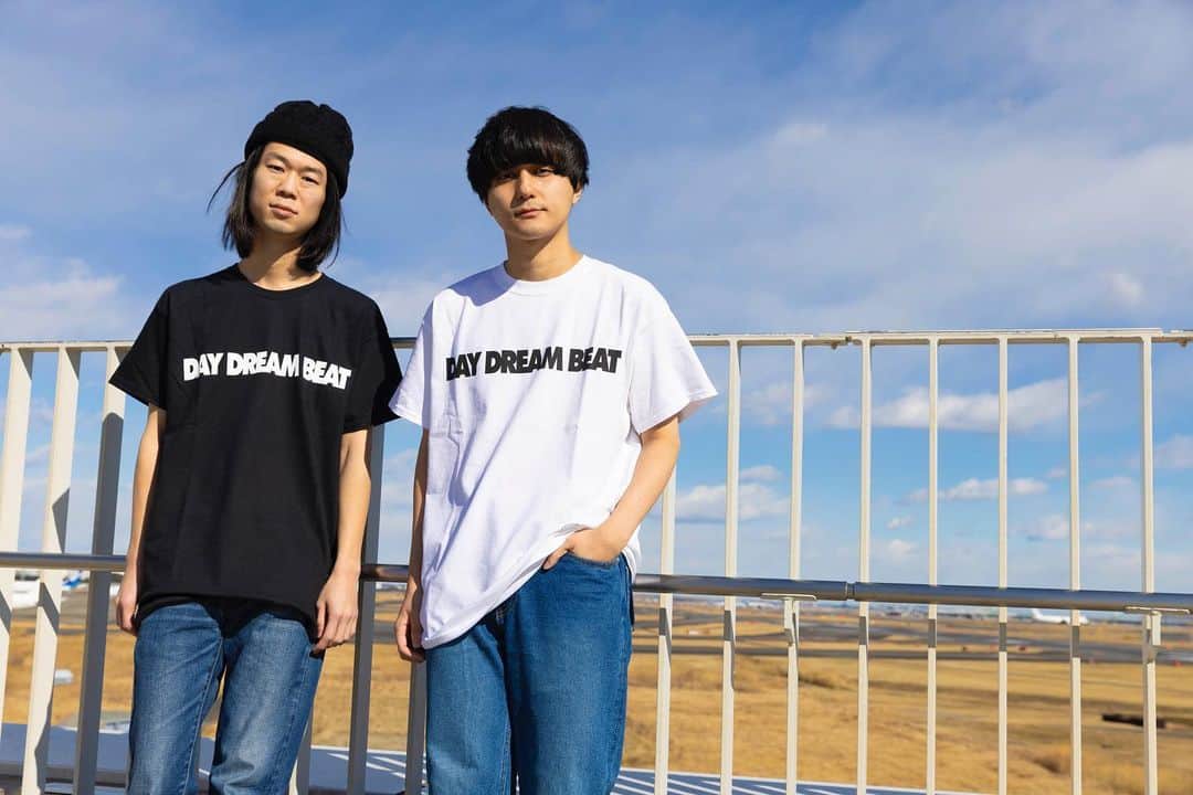 のインスタグラム：「ずっと好きで普段着でもライブでもよく着てたTANGTANG(@tangtang_design )とコラボしてTシャツを作りました。嬉しすぎるーーー。良すぎるーーー。昨日も楽屋でずっと眺めちゃってた。  『純異性交友』の発売から5年ということもあって、『DAY DREAM BEAT』のTシャツです。」