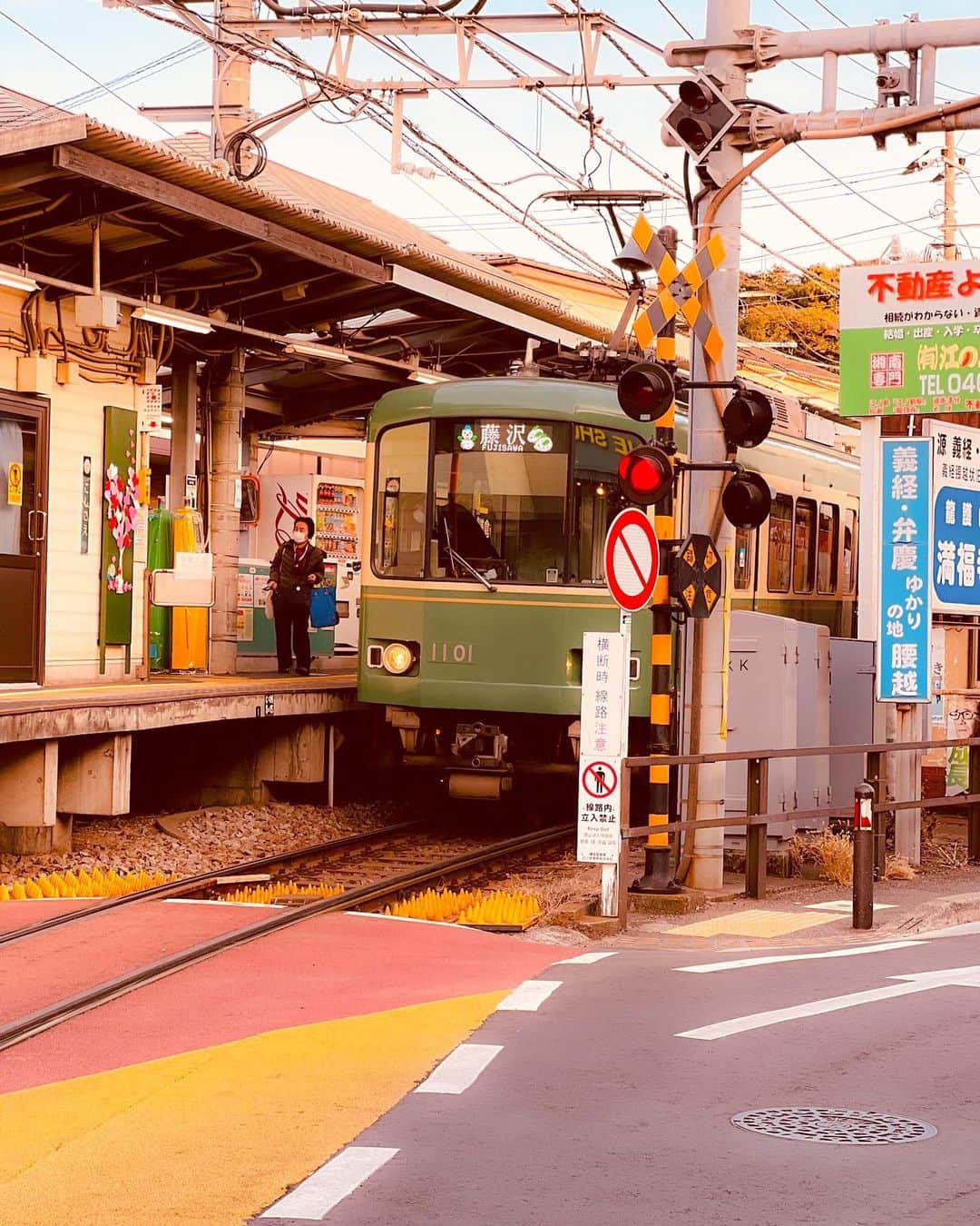 石崎剛のインスタグラム：「初めての江ノ電！ かっこよかった。  でも乗車してないw  #湘南　#鎌倉　#江ノ電　#ばえ」