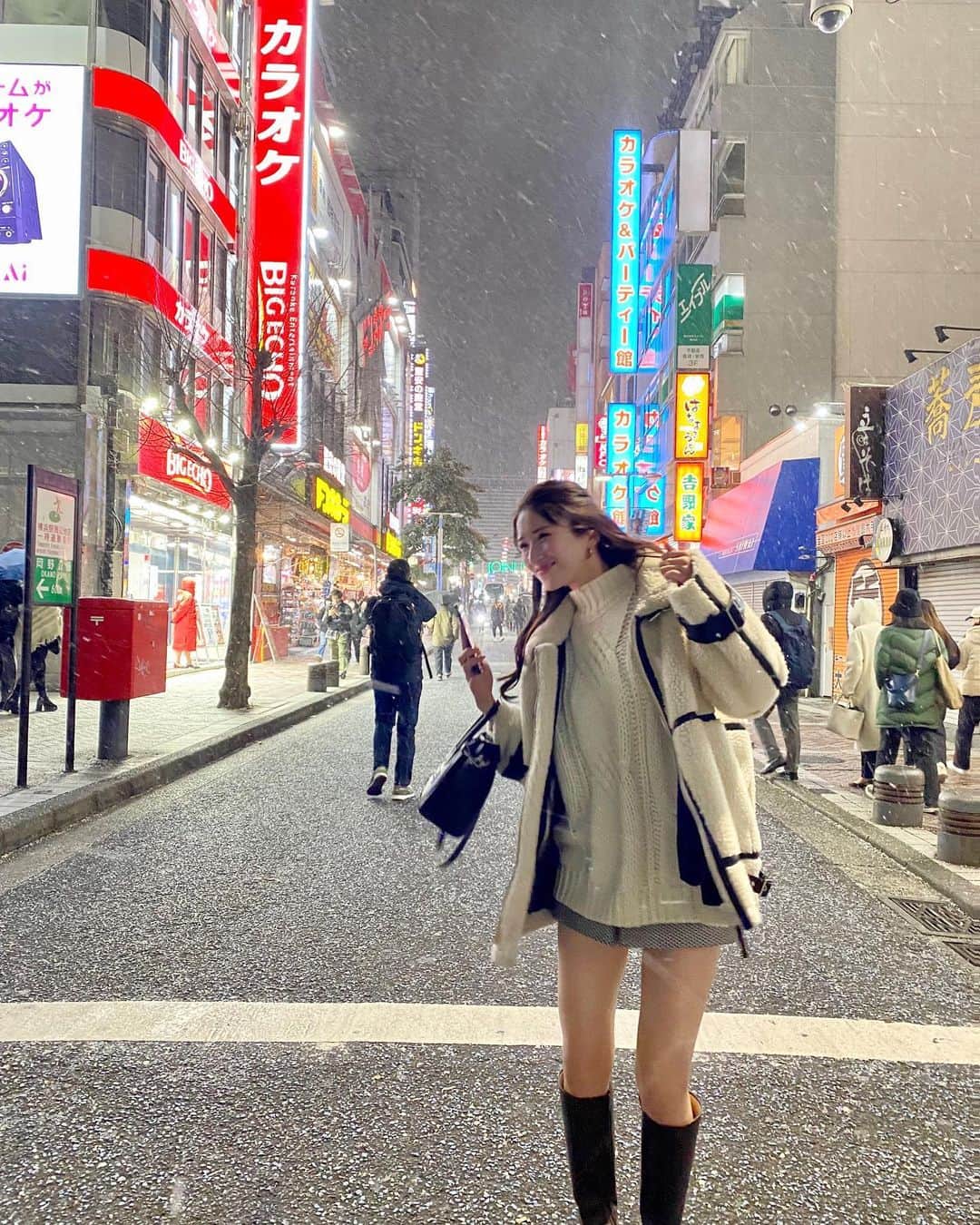 のインスタグラム：「⁡ ⁡ ⁡ ⁡ ガニ股酔っぱらい女と金髪かわギャルの初雪⛄️❄️ ⁡ ⁡ ⁡ ⁡ #snow #winter #winterfashion #usagionline #furfur #diana #fashion #fashionstyle #korea #celine #koreanfashion #friend #friends #初雪 #冬服 #冬服コーデ #韓国ファッション #韓国コーデ #コーデ #横浜 #横浜グルメ #横浜カフェ #横浜居酒屋 #🍻 #⭐️」