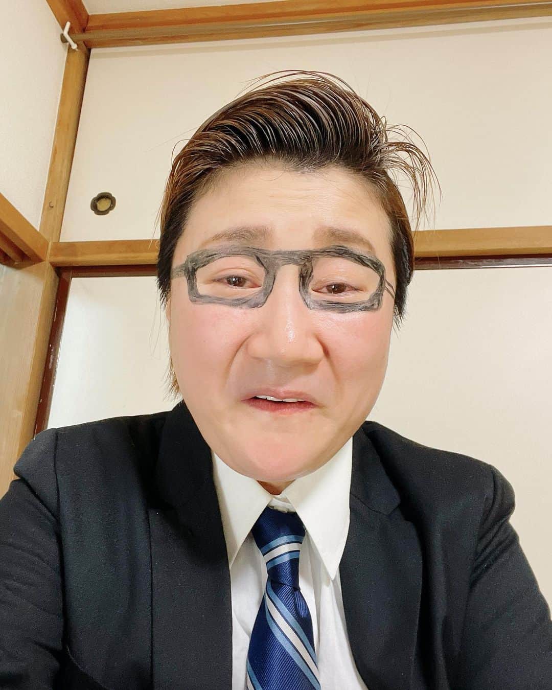 イーちゃんのインスタグラム：「マリアのまんまご視聴ありがとございました。 言われたのをやってみるものまねは 旬な新トヨタ会長でした。 髪型が違うのであまりにませんでしたがスタンドバイミーのコリーフェルドマンにたどりつきました。 ＃言われたのをとりあえずやってみるモノマネ ＃スタンドバイミー」