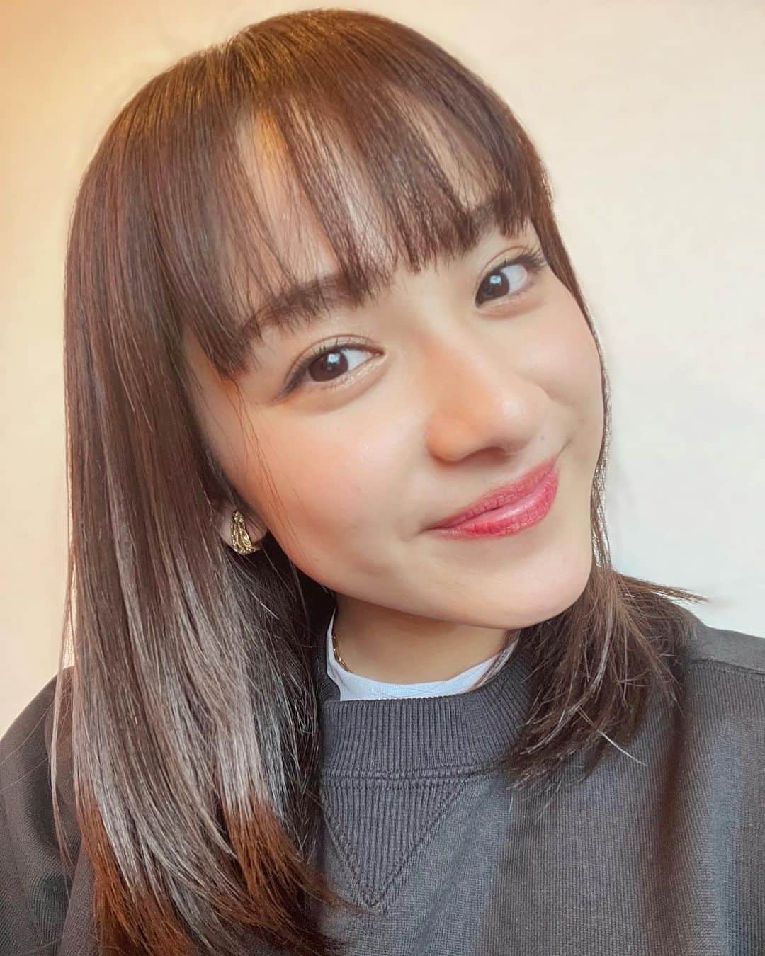 平祐奈のインスタグラム：「✂︎✂︎❤︎ ひさしぶりまえがみっ  今夜も凸凹ラジオぜひお付き合いくださいな☺︎ このあと23時にbayfmで待ってます🕺 #平祐奈の凸凹ラジオ #凸凹ゆうな」