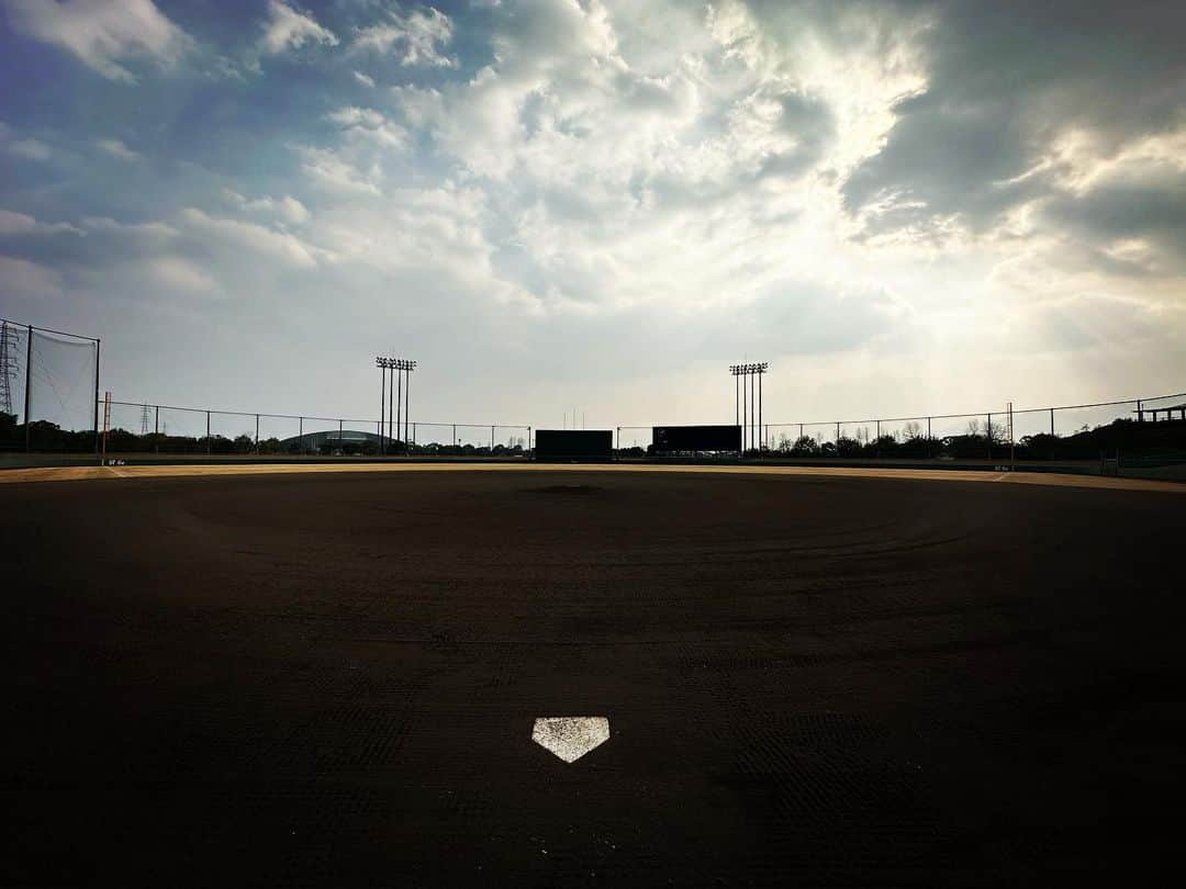 伊藤裕季也のインスタグラム：「...2022.1.26 . . . 自主トレが終了しました⚾️  今年もSEB体育企画さん @arrows_kurashiki  @arrows_kurashiki  に全面サポートして頂きました。  素晴らしいスタッフの皆さん 素晴らしい環境に恵まれ 内容の濃い充実した時間を過ごせました。  この自主トレには たくさんの人が携わってくださって たくさんの協力があり 成り立っているんだなと改めて感じました。  毎年同じ場所、皆さんと一緒にやると 当たり前と思ってしまうけど 日常の中で自分達の為に 動いてくれていることを 忘れてはいけないなと思いました。  野球としても人間としても 初心をしっかりと持ちながら 今年は自主トレに携わってくださった 皆さんの為にシーズンで結果を出せるよう 前を向きながら頑張ります。  自主トレに携わってくださった皆様 本当にありがとうございました。   #2023  #自主トレ  #SEB体育企画」