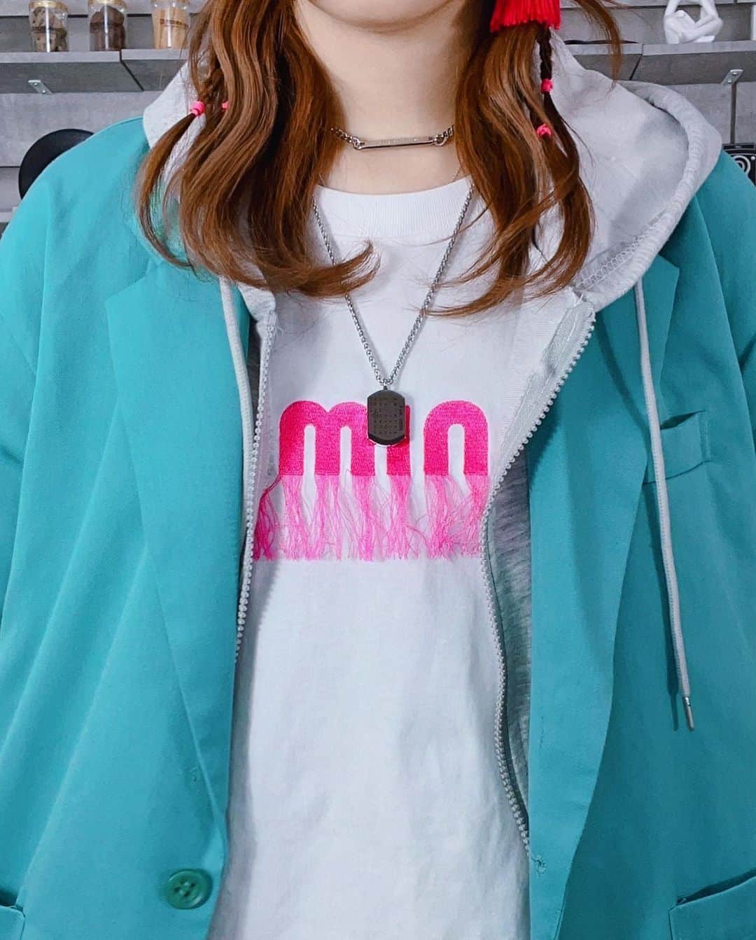 ジェニーさんのインスタグラム写真 - (ジェニーInstagram)「新調したトップスが届いたのー！✨  @maisonspecial_women で 買ったんだけどこのビビットピンクの フリンジがついてて一目惚れ😆🤪  この日はクール&ポップ！ だが少ししっかりしてそう コーデにしたの😀💭  それを辺りどうしても着たかったから それに合わせて、 ジャケット→スニーカー→パンツ→小物 って順番で合わせにいきましたん🥳🥳  あまり服を選ぶ順番を決めてないかな …？合いそう＋その時のフィーリングに合う物を次から次へと決めてるかな😂  #ootd #outfitoftheday  #streetstyle #streetwear  #casualstyle  #本日は勉強会生配信お休みです🙇‍♂️ #28日土曜日にやろうかな？😏💭 #15時辺りからやろっかな！ #時間決めたらまた報告するね！」1月26日 22時19分 - _jenni_2017_