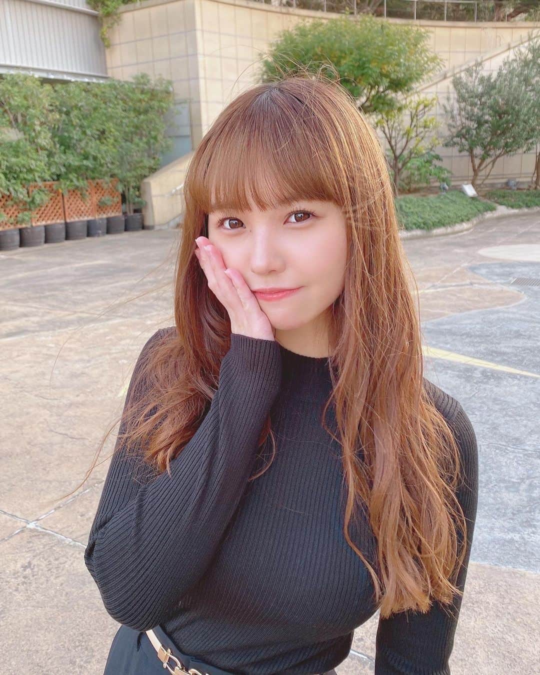 本郷柚巴のインスタグラム：「🖤🖤🖤  #ootd  #黒 #ニット」