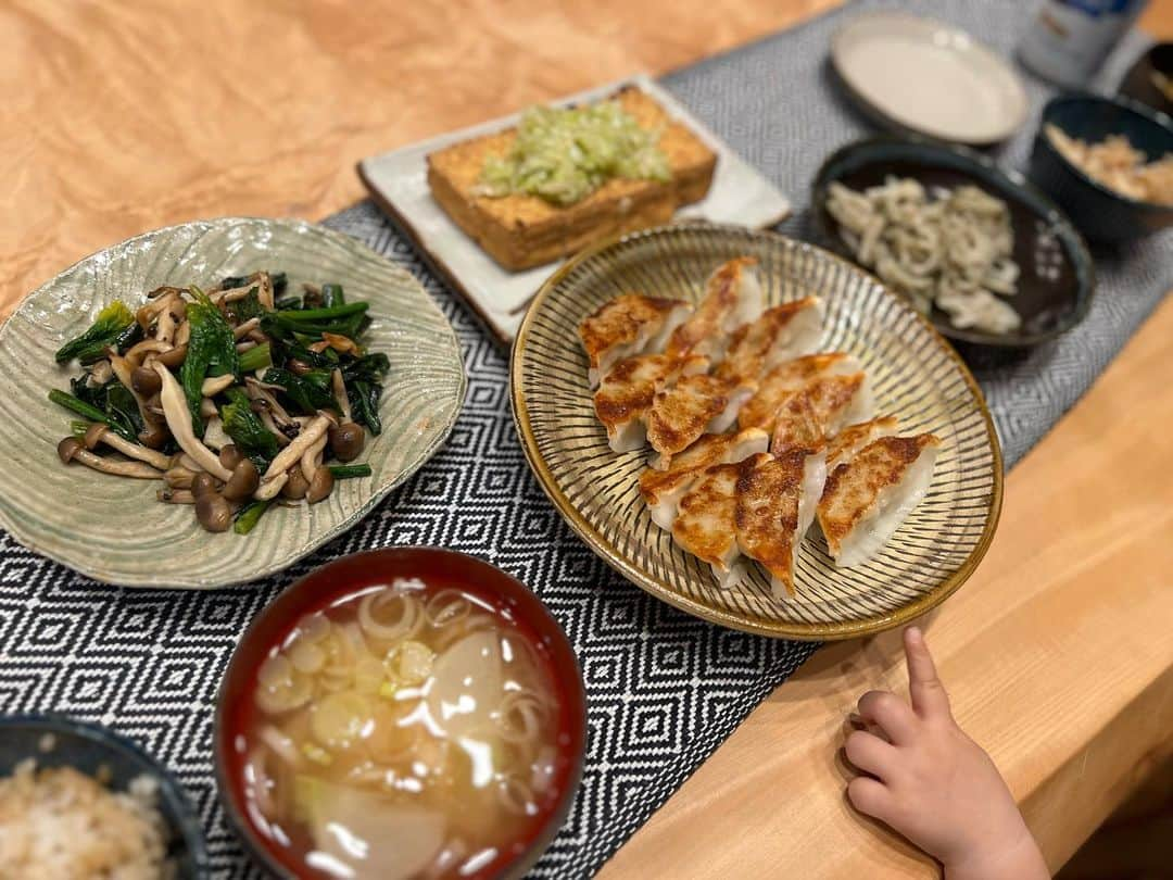 平田薫さんのインスタグラム写真 - (平田薫Instagram)「寒いのでピェーンロー鍋🍲 美味しかった…  夫の仕事終わりに合わせて、娘を先に食べさせたり、一緒に食べたり先に寝かせたりですが、今日はご飯時間が遅かったので娘を寝かしつけてからご飯。 久々に娘にお邪魔されずゆっくりご飯を食べる事が出来て、夢中で食べてしまい苦しい。笑  すっかりダイニングテーブルに手が届くようになった娘。 可愛いおててがテーブルの上を狙っています。(2枚目  3枚目は冷凍渡り蟹が安かったので作ってみた渡り蟹のパスタ。甲羅がないと映えない。笑  #かおる食堂#久々」1月26日 22時39分 - hiratakaoru1215