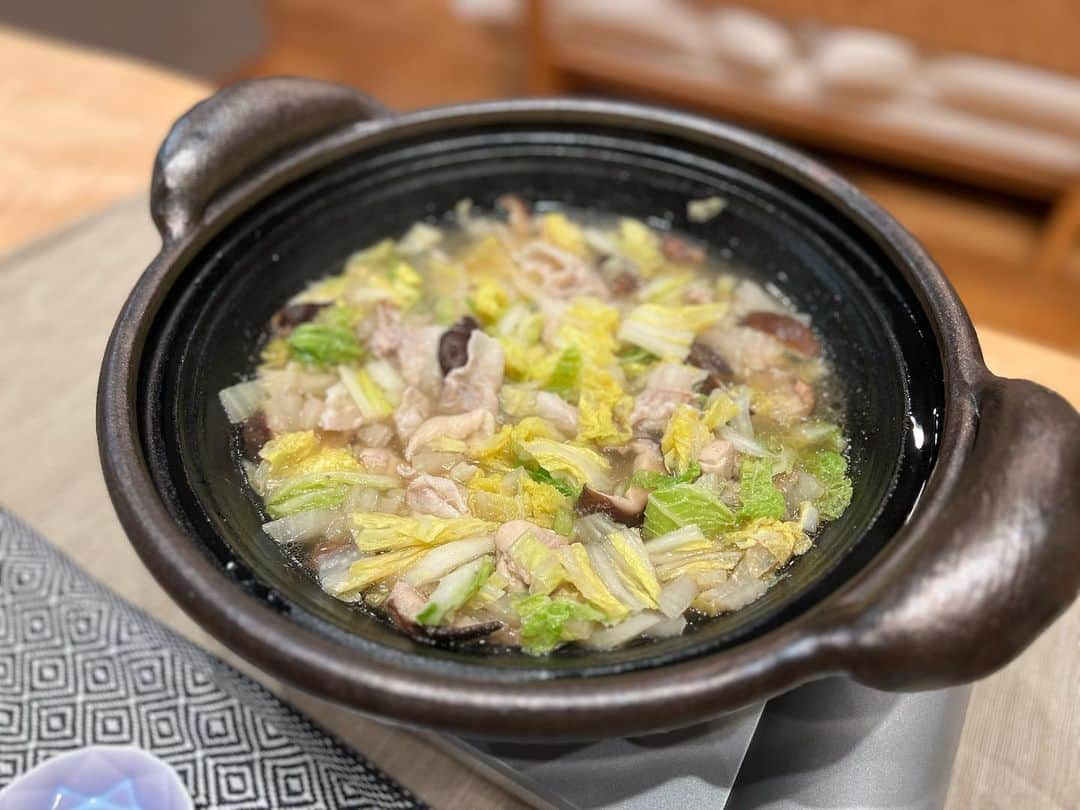 平田薫のインスタグラム：「寒いのでピェーンロー鍋🍲 美味しかった…  夫の仕事終わりに合わせて、娘を先に食べさせたり、一緒に食べたり先に寝かせたりですが、今日はご飯時間が遅かったので娘を寝かしつけてからご飯。 久々に娘にお邪魔されずゆっくりご飯を食べる事が出来て、夢中で食べてしまい苦しい。笑  すっかりダイニングテーブルに手が届くようになった娘。 可愛いおててがテーブルの上を狙っています。(2枚目  3枚目は冷凍渡り蟹が安かったので作ってみた渡り蟹のパスタ。甲羅がないと映えない。笑  #かおる食堂#久々」