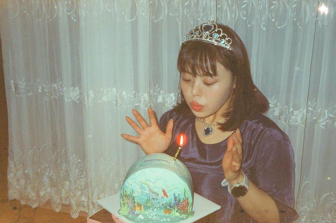 キム・ミニョンのインスタグラム：「It’s a brand new year🥳 there’s nothing I can’t do! you made my day🚩✨ 내가 생각하는 것 보다 나는 더 귀한 존재라는 사실, 나를  사랑스러운 존재로 만들어주는 내 소중한 사람들과 눈앞의 이익을 쫒기 보단 깊고 멀리 볼 수 있는 현명함과 무엇보다 어떤 상황에서도 나를 가장 좋은 곳으로 인도하시는 분께 모든걸 맡기는 지혜를 기억하기 2023.1.26 Thank you and love you all💖 #hbd #0126」