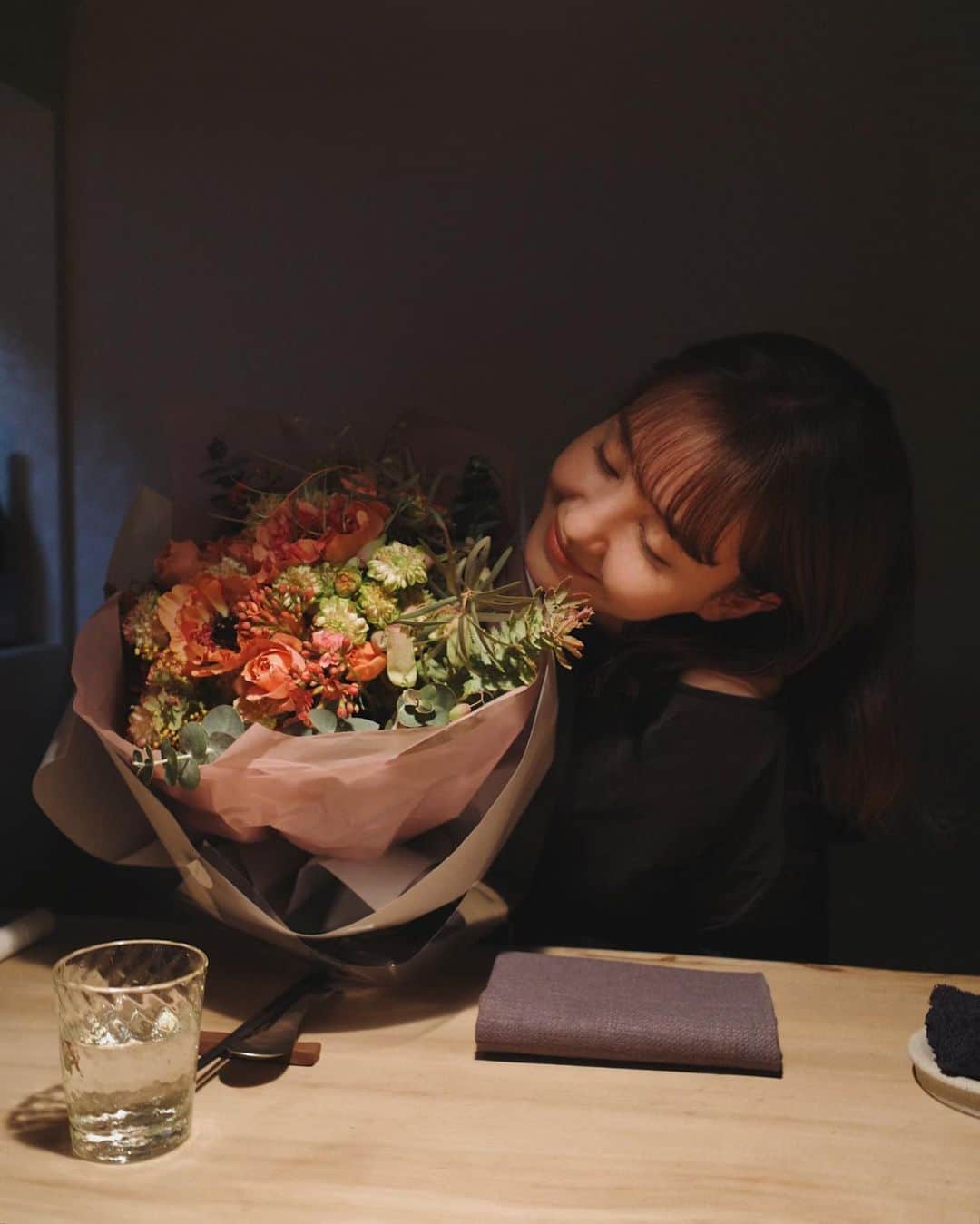 新井貴子のインスタグラム：「birthday girl♥️  お誕生日が近いこともあって、 今年は合同誕生日会を開催🎂  とても良い時間でした🍷(´`)♡」