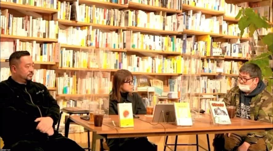 マキヒロチのインスタグラム：「先日の下北沢B&B @books_and_beer_ でのイベントの動画がアーカイブで配信されました！ SITEさんと柳町さんと９０年代ストリートカルチャーについて沢山お話ししたので、気になった方はぜひチェックしてみてください🔥 プロフィールにリンク貼っておきます📹」