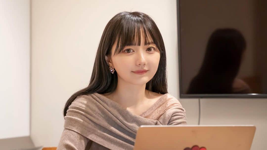 椎木里佳さんのインスタグラム写真 - (椎木里佳Instagram)「YouTubeでお仕事デーの1日密着の動画更新しました🕊🤍最近はオフィスに行ってもずっとリモートの打ち合わせが多くて、思わず詰め込んでしまう🥹とある収録現場の様子も次の動画で上げるのでお楽しみに〜！ . . . . . #リモートワーク #会社経営 #経営者 #起業 #仕事服　#オフィス #オフィスカジュアル」1月26日 23時05分 - rikashiiki