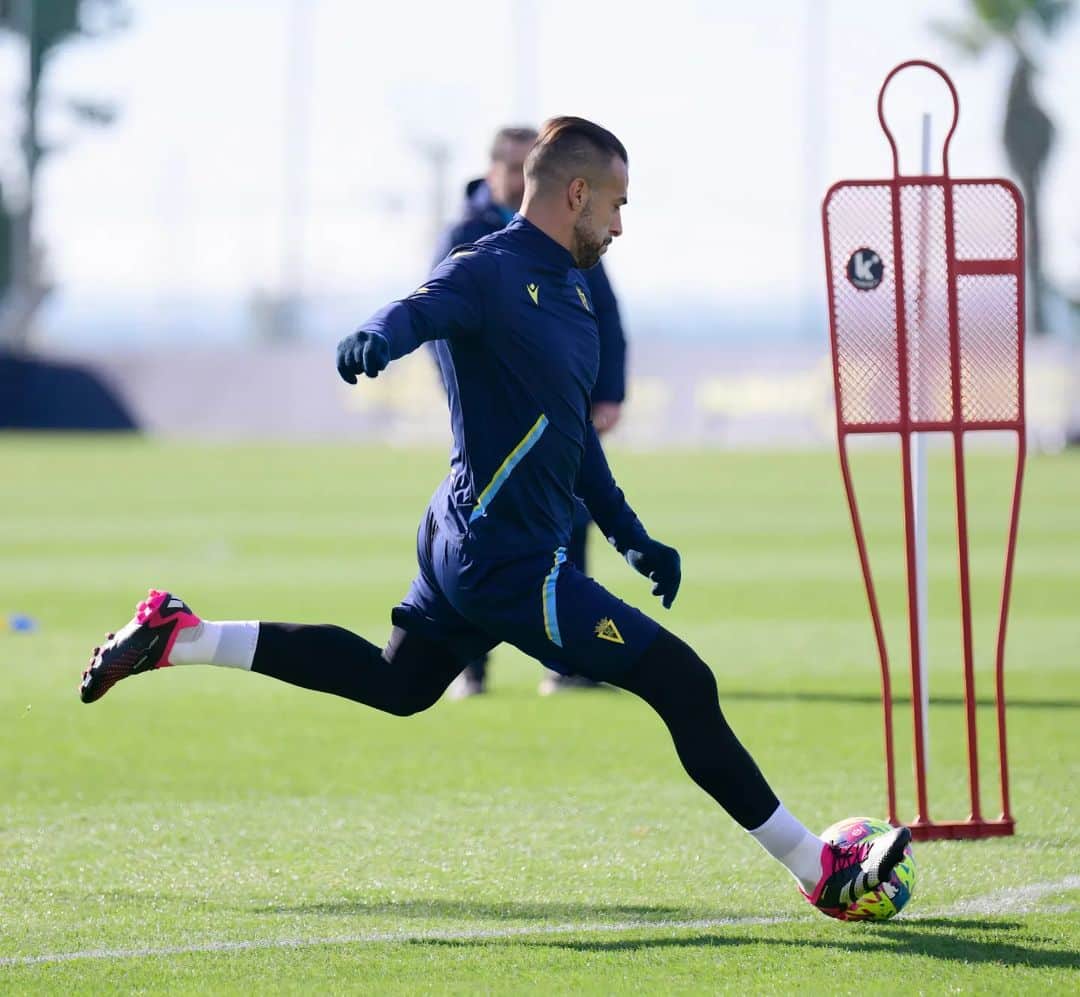 アルバロ・ネグレドのインスタグラム：「Trabajo y más trabajo ⚒️ Focused #CádizMallorca 🟡🔵」