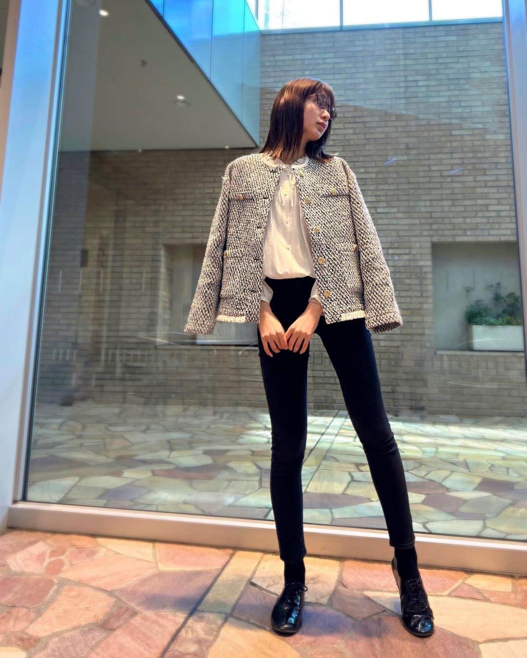 杉枝真結のインスタグラム：「☺︎ ツイード素材って、寒いと着たくなりませんか❄️💕 冬の定番可愛いイメージがあるからかなぁー！😌  フォーマルには → ブラウスで カジュアルには → Tシャツなどと合わせて シーンを選ばない、優秀な万能アイテムさん。  便利なジャケットには、すぐ頼りがち🫶笑  jacket / @titivatejp  blouse / #LAUTREAMONT pants / #ZARA shoes / #LaNeuve  #titivate #ティティベイト #titivatestyle  #タイアップ #ツイードジャケット #大人カジュアル #骨格ナチュラル #ブルベコーデ #ブルベ夏 #トレンドコーデ #ジャケットコーデ #冬コーデ」