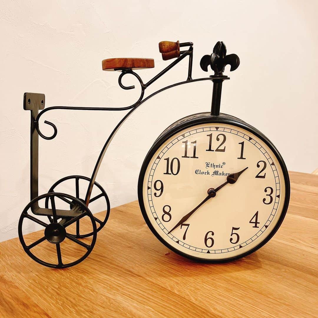 大河原あゆみのインスタグラム：「*・。*・。*・。*・。*・。*  ダイニング用の時計  *・。*・。*・。*・。*・。*  レトロな自転車の形をしたオシャレな壁掛け時計。  取り付けると壁から自転車が飛び出すように見える面白いデザインに一目惚れして楽天で購入。  両サイドから時間が確認できるので、キッチンとリビングの境目や廊下などの広くて長い空間に最適❤︎  *・。*゜・。・o゜・。*゜・。・o*゜・。 #時計 #壁掛け時計 #両面時計 #置き時計 #アイアン #自転車 #サイクル #アンティーク #ハンドメイド  #オープンハウスディベロップメント #オープンハウス #OHD #戸建て #３階建て #三階建て #土地探し #家づくり #家を建てる #横浜 #インテリア #マイホーム #セミオーダー #セミオーダー住宅 #注文住宅」