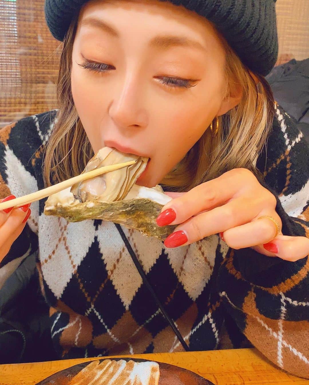 遠藤彩香のインスタグラム：「うますぎるーーー🥹❤️ のアホヅラw  牡蠣超クリーミーーーっ！！🦪  #北海道#札幌#二条市場」