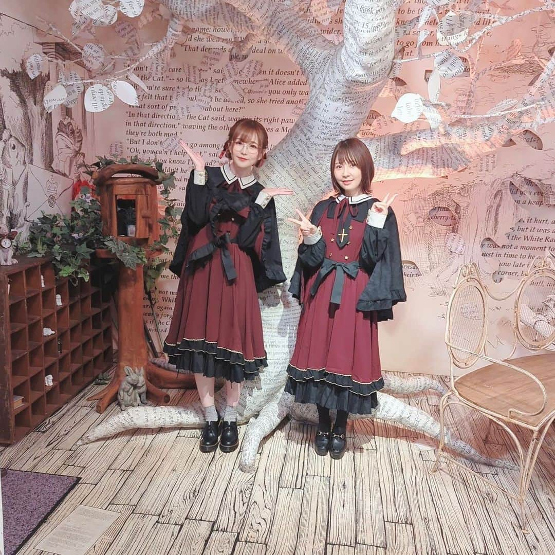 種田梨沙のインスタグラム：「🪄🧙‍♀️  「Salon in Book」 撮影風景with髙橋ミナミちゃんバージョン✨  オーナーさんのこだわりがつまった 大変わたし好みの素敵なスタジオでした！ 音泉祭りでミナミちゃんが着ていた衣装と お揃いの衣装も着れてハッピー♪ 今回も持っている杖は ノーブランドなのでご安心ください笑  ハロウィンシーズンに撮ったので ハロウィンの仮装も兼ねられて楽しかったー！  魔王みたいな椅子があって さすがに中二病を抑えられませんでした😈 （一番ノリノリでとった写真）  #髙橋ミナミ #アイデアの城」