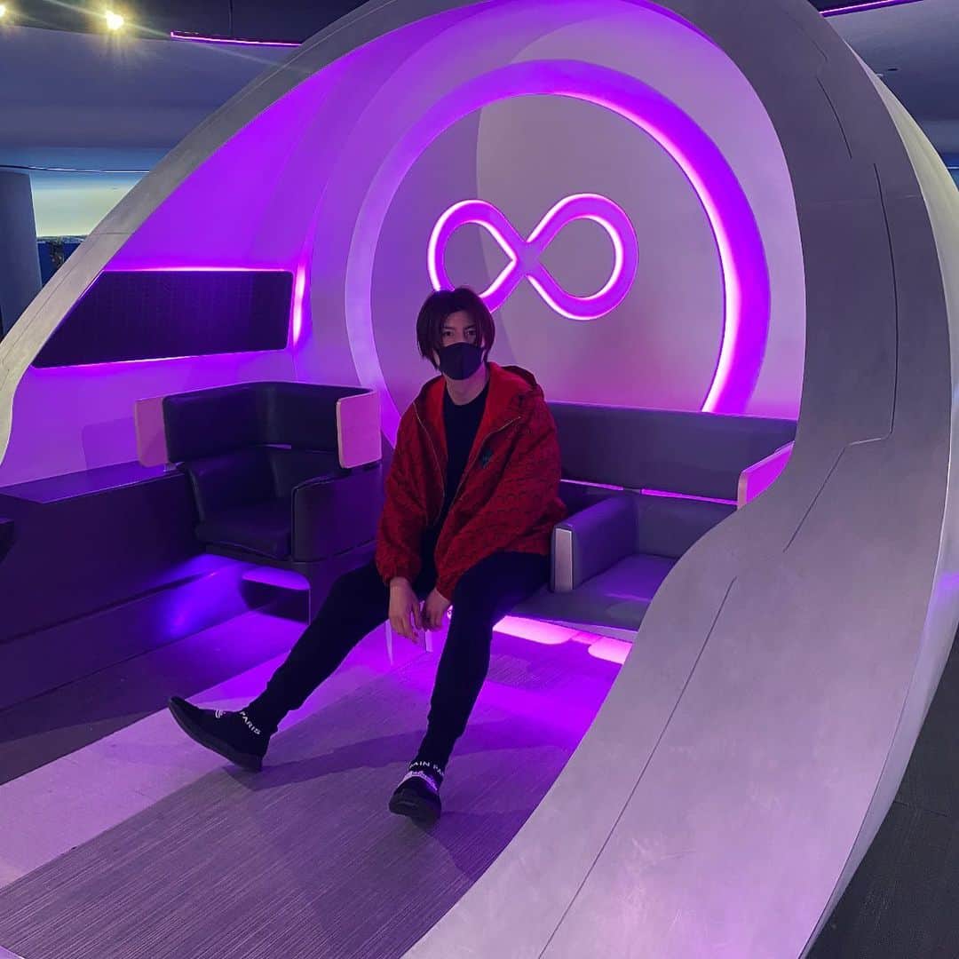 田川大樹のインスタグラム：「時速1000キロで移動できるハイパーループ車内  #VirginHyperloop #Virgin #Hyperloop」