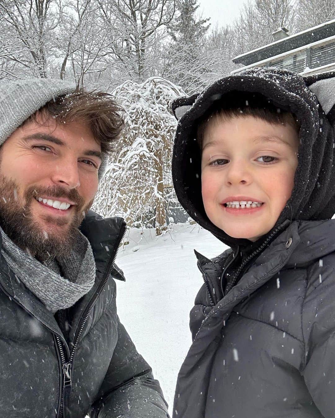 ニック・ベイトマンのインスタグラム：「Snow Day. ❄️」