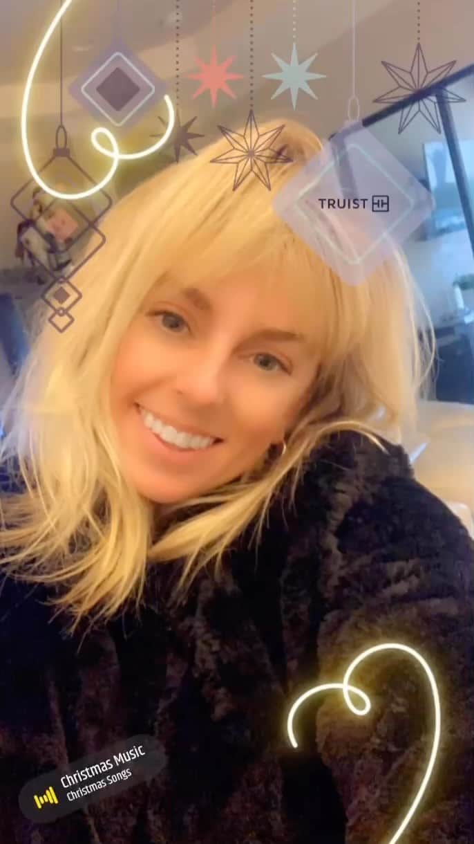 ケイディー・デニーのインスタグラム：「Happy day loving the cold 💙」