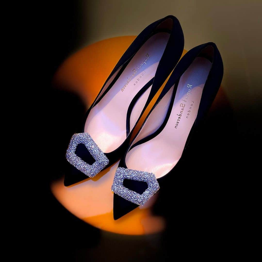 ルパートサンダーソンのインスタグラム：「Discover our latest collection ✨ Nada Crystal in Black Satin | #MidHeels #Shoes #RSPebble #RupertSanderson」