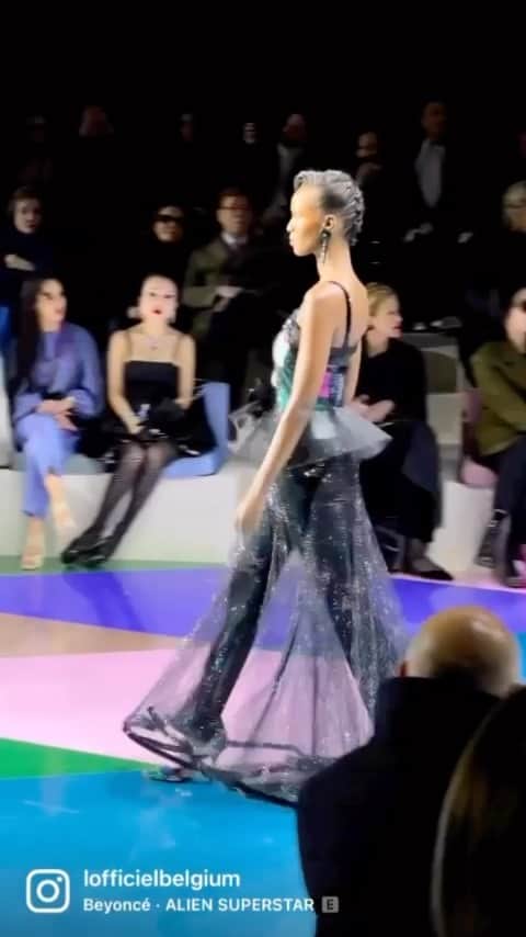 レイラ・ンダのインスタグラム：「It always feels magical to walk these beautiful shows!!✨✨@giorgioarmani @alexismabille #hautecouture #paris」