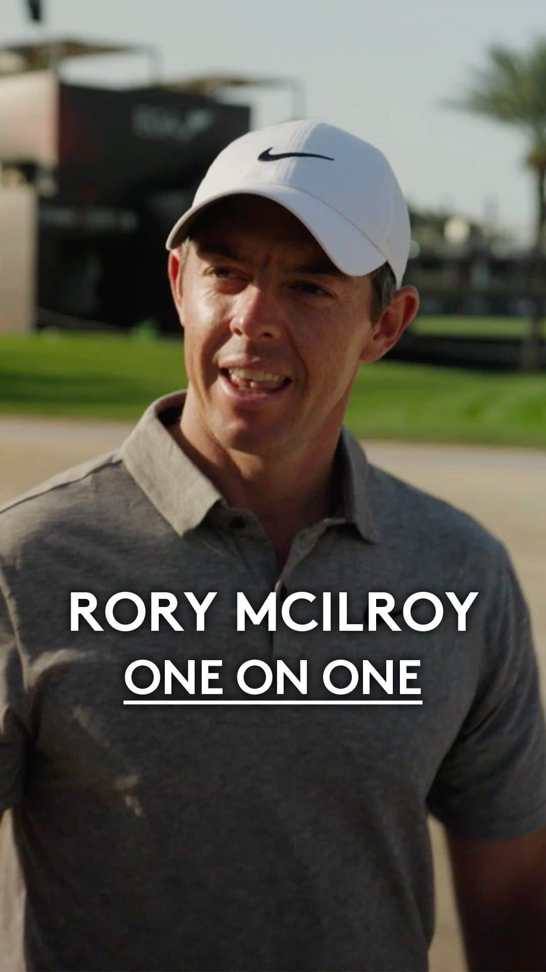 ローリー・マキロイのインスタグラム：「@rorymcilroy walks the final three holes at @emiratesgc as he searches for a third @dubaidcgolf title. #HeroDDC」