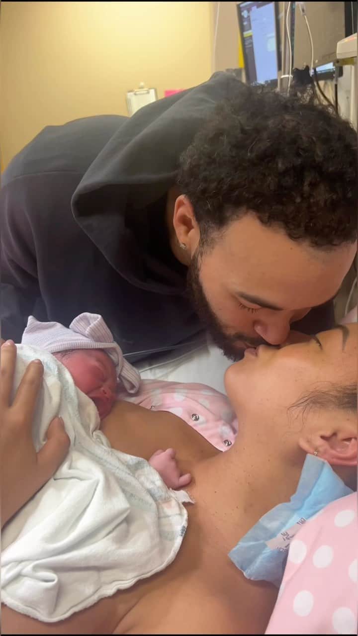 リアン Vのインスタグラム：「The best day of our lives 1.4.23 🤍 @zaiasky OUR BIRTH STORY IS OFFICIALLY LIVE ON @wearethebenjamins YOUTUBE CHANNEL!」