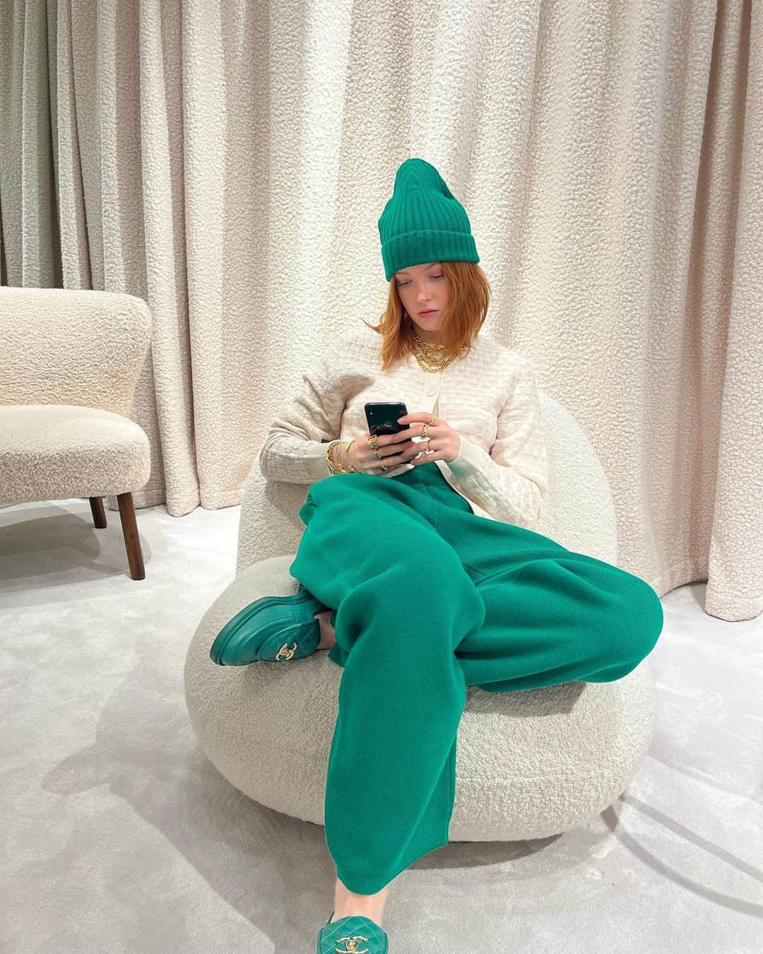 エリー・バンバーさんのインスタグラム写真 - (エリー・バンバーInstagram)「a gnome and her phone 📞🧤」1月27日 2時12分 - elliebamber_