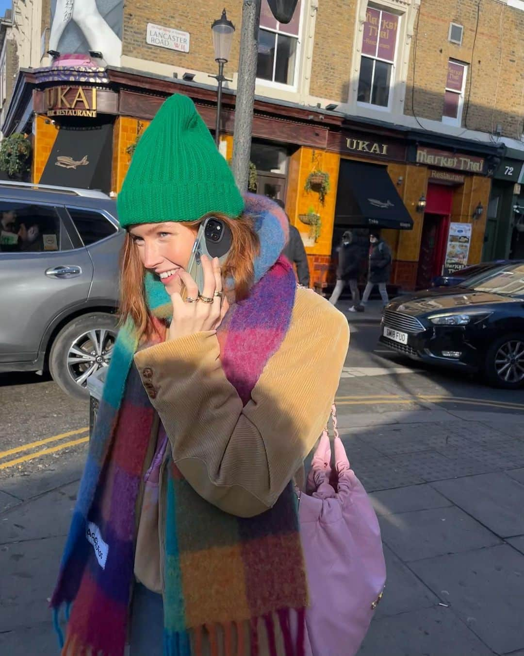 エリー・バンバーさんのインスタグラム写真 - (エリー・バンバーInstagram)「a gnome and her phone 📞🧤」1月27日 2時12分 - elliebamber_