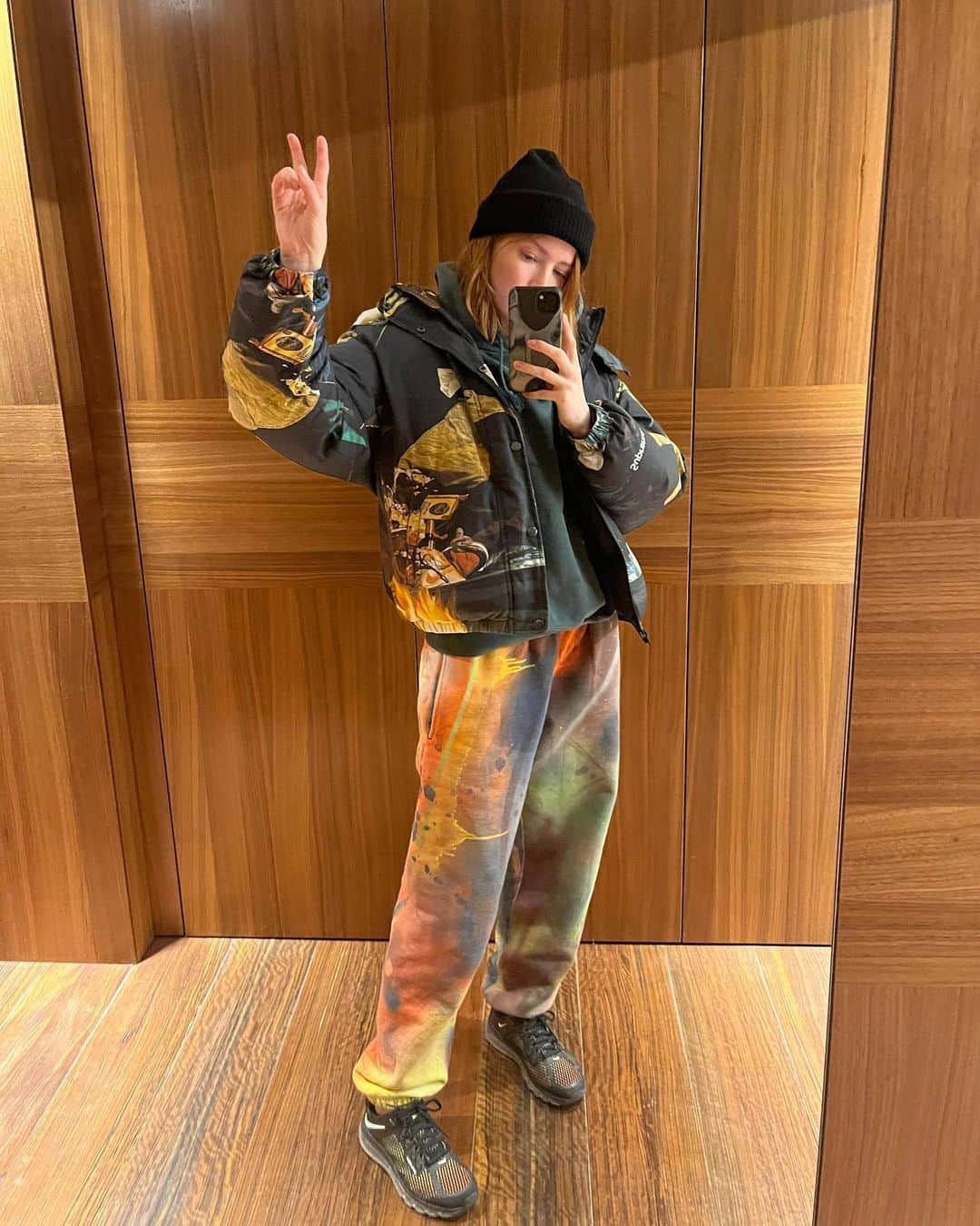 エリー・バンバーさんのインスタグラム写真 - (エリー・バンバーInstagram)「a gnome and her phone 📞🧤」1月27日 2時12分 - elliebamber_