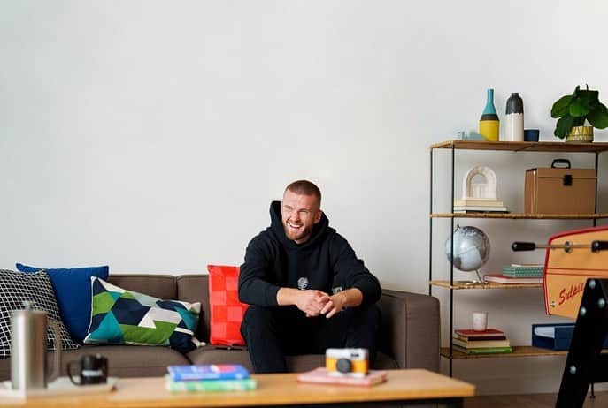 エリック・ダイアーのインスタグラム：「Football on the brain at all times... even when at @spotlas HQ 💭⚽  GET 50% OFF YOUR FIRST WORKSPACE BOOKING WITH WEWORK ON DEMAND USING CODE: WORKWITHERIC  WeWork On Demand gives you access to nearby workspaces by the day, and meeting rooms by the hour... Just download the WeWork app to find your closest location 👊  Link in bio.  @WeWork  📸 bqphotography_sports   #Ad #WeWorkOnDemand」