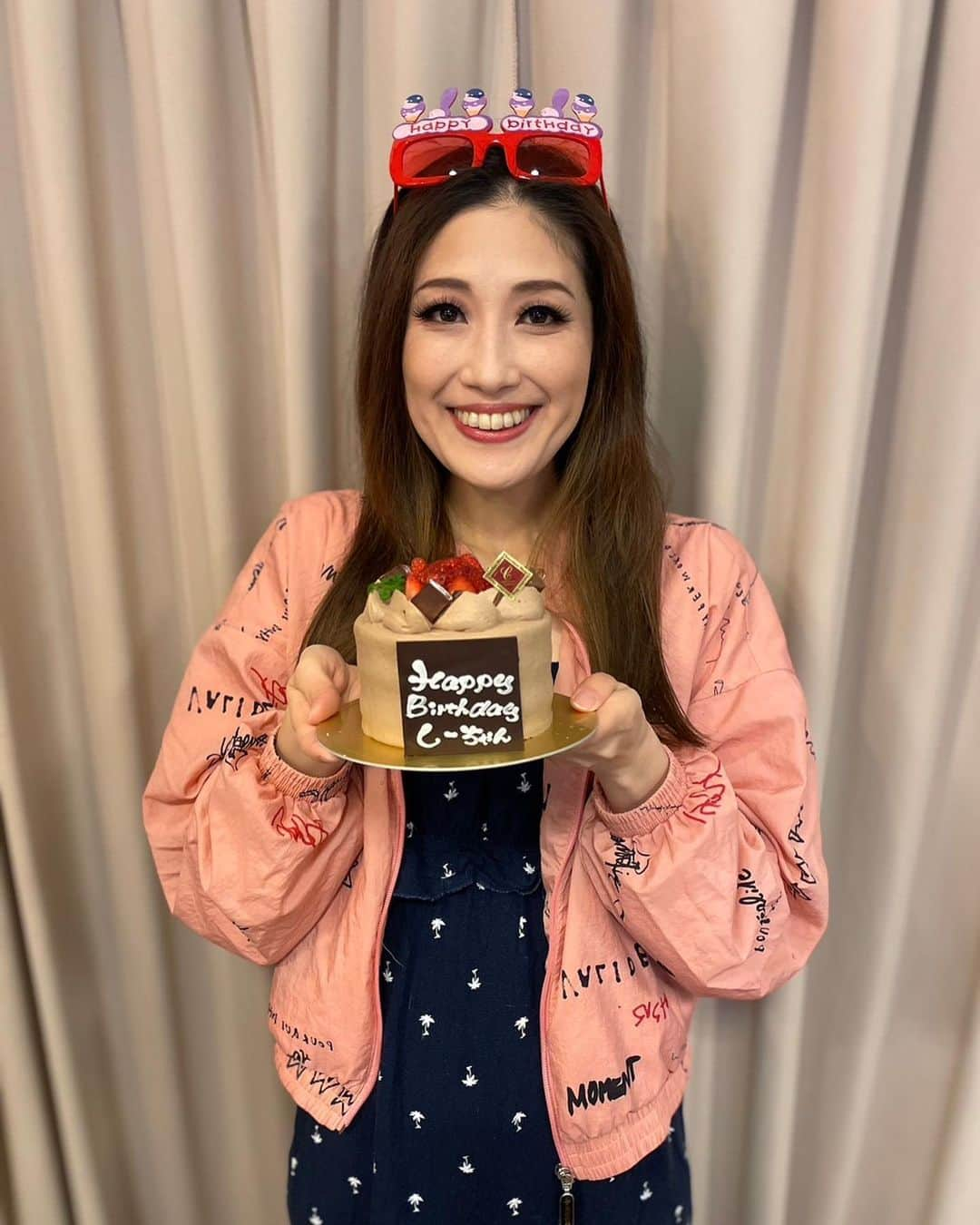 彩花まりのインスタグラム：「. たくさんのお祝いを ありがとうございました！！ 皆様にたーくさんお祝いして頂き 無事に32歳を迎えることができました☺️ たくさんのメッセージありがとうございます！！  劇場でも皆様がそれぞれ 個性的に祝ってくださり 最高に楽しい1日でした☺️ 博多座の幸せな思い出が またひとつ増えました♡  新しい一年も 日々爆笑しつつ お客様に最大限楽しんでいただける パフォーマンスが出来るよう 心身ともに健康で 頑張りたいと思います💪✨ これからも応援よろしくお願いいたします♡  #彩花まり #エリザベート #バースデー #たくさんのお祝いをありがとうございました #幸せすぎた」