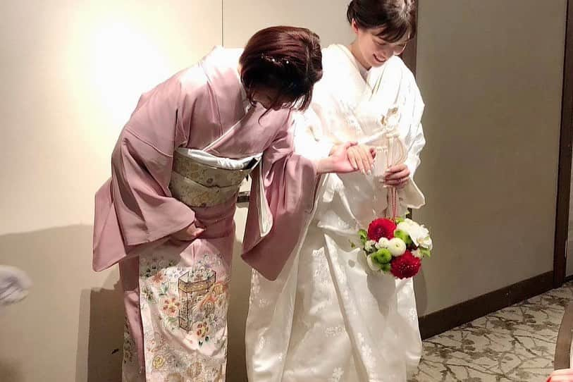 天翔りいらさんのインスタグラム写真 - (天翔りいらInstagram)「帰国の大きな目的は結婚式でした☺️ 皆様に見守られながら、無事に終えることができました。  この場をお借りして御礼申し上げます。  また写真が出来上がりましたら、載せていきたいと思っております。  いつも支えて下さっている皆様本当にありがとうございます😊  一度ドバイへ帰っておりますが、また春からはどこにいるのかわからないので、また皆様と色々なことに挑戦していこうと思っております。  これからも面白い主人と駆け抜けていきます！笑  今後とも宜しくお願い致します🙇‍♀️🌟  #平安神宮#平安神宮会館 #結婚式#和装#洋装#手作りドレス#オーダーメイドドレス#京都#神前式#晴天#夫婦で歌う」1月27日 13時56分 - lyra_amato