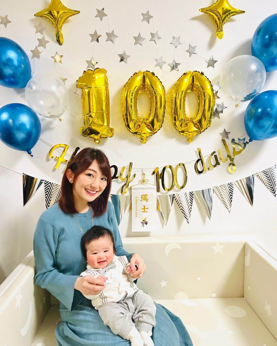 尻無浜冴美のインスタグラム：「生まれて100日記念日㊗️🎉 おめでとう8くん♪ 大きなトラブルなく今日を無事に迎えられてよかった！ 産まれた時間の11:13に合わせて撮りました😘  #10月生まれ #10月生まれベビー #男の子ママ #男の子ベビー #令和4年ベビー #生後3ヶ月 #100日祝い #100days #生後100日 #お食い初め #バルーン #新米ママ #赤ちゃんモデル  #名前旗 #ベビービョルンバウンサー #caraz #carazプレイマット #carazベビーサークル  #プレイマット #ベビーサークル #月齢フォト」