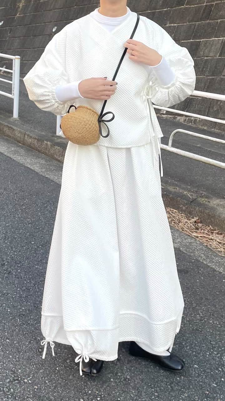 カロリナグレイサーバイシェリールのインスタグラム：「Ayaさんとスペシャルコラボ♡  1/30(月)12:30より発売の商品をAyaさんとインスタライブでご紹介いたします。 @ati________21」