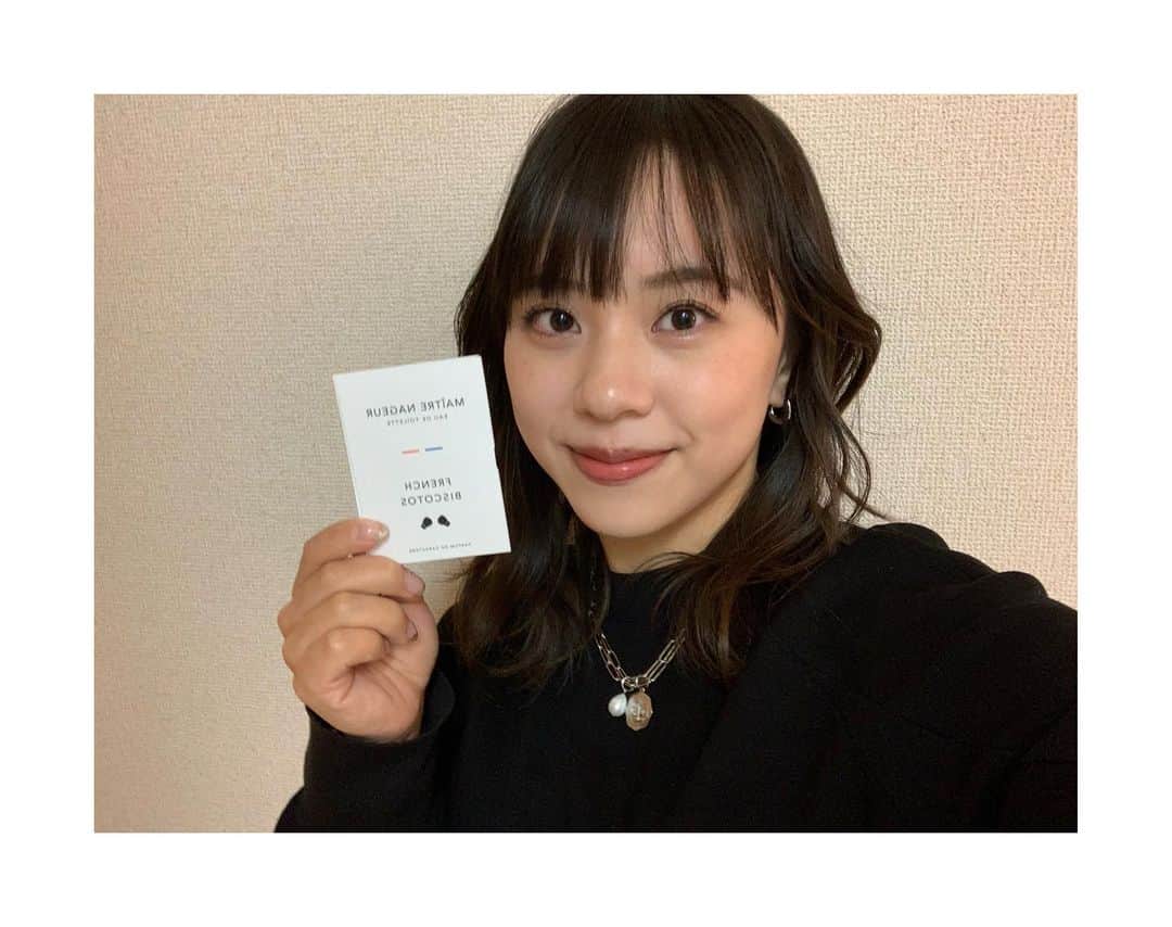 村上茉愛のインスタグラム：「.  今月のおすすめ商品を紹介します☆  フレンチビスコット　2ml (トワレ)  6種類匂い比べができるセットになります✨  2mlサイズなので100mlを買う前のお試しには ちょうど良いサイズです！ 価格もとても安いのでいろんな匂いを楽しめると思います！  もうすぐバレンタインデー🍫ですが、 何かプレゼントしたいなぁ、、、 でも匂いわからないなぁ、、、という時にピッタリです！ ぜひ比べてみてお好きなものが見つかりますように💫🧚🏻  男性女性ともに使いやすい匂いだと思います！ ユニークな名前であり6人の男性をイメージして作られたそう、、、  ちなみに私は、1枚目の写真 MAÎTRE NAGEUR -  ライフガードがお気に入りです❣️  @geodesisparfums  @efinternatiomal @frenchbiscotos  #geodegis #ジェオデジス #frenchbiscotos #フレンチビスコット #香水 #オードトワレ #ミニトワレ #フレグランス #香り #フランス🇫🇷 #madeinfrance🇫🇷 #フランス製 #efinternational #エフィと香りの暮らし#pr」