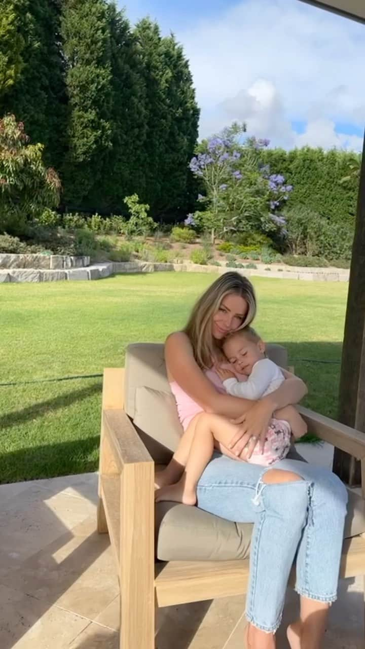 ジェニファー・ホーキンスのインスタグラム：「Sunshine with my little fam. Fun few days! 🥰💓 Hendrix is teething atm.. Bubs apple rusks for the win!! x @bubsaustralia #ad」