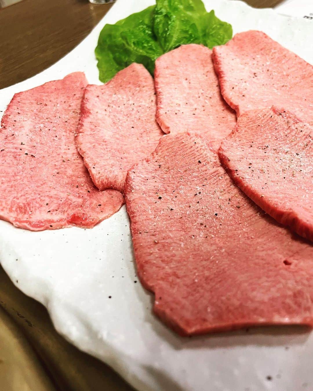 のインスタグラム：「美味いンスタグラム♪  今やレジェンド焼肉店になっている 大将たちが若かりし頃 共に学び、共に切磋琢磨し、 師匠と呼ぶ大将が営む焼肉店！！！  牛タンで心を掴まれ ミスジで脳を掴まれ レベル違いの肉質、カットに唸りっぱなしの時間♪  最強ご夫婦がやられてる 遠方やけどわざわざ行く価値あり 高速の出口が店の前まできたらええのにな名店！！！  〆のテールスープのラーメンは撮らず食うた♪  #美味いンスタグラム #大阪 #osaka  #グルメ #焼肉 #宗左エ門」
